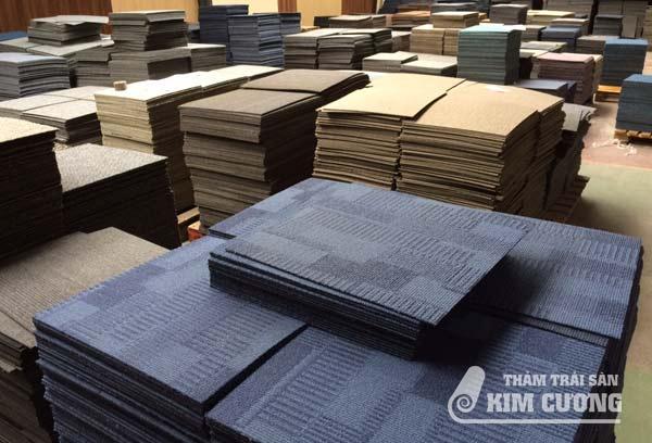 Xếp thảm tấm thành đống rất gọn Xếp thảm tấm thành đống rất gọn
